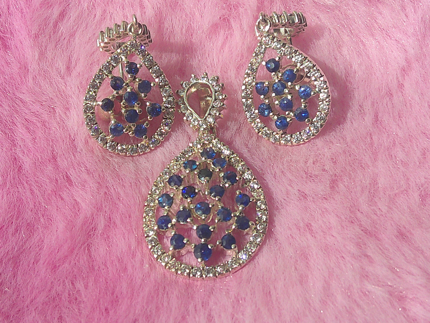 Sterling silver earrings and pendant featuring exquisite Ceylon natural blue sapphires (Certified)