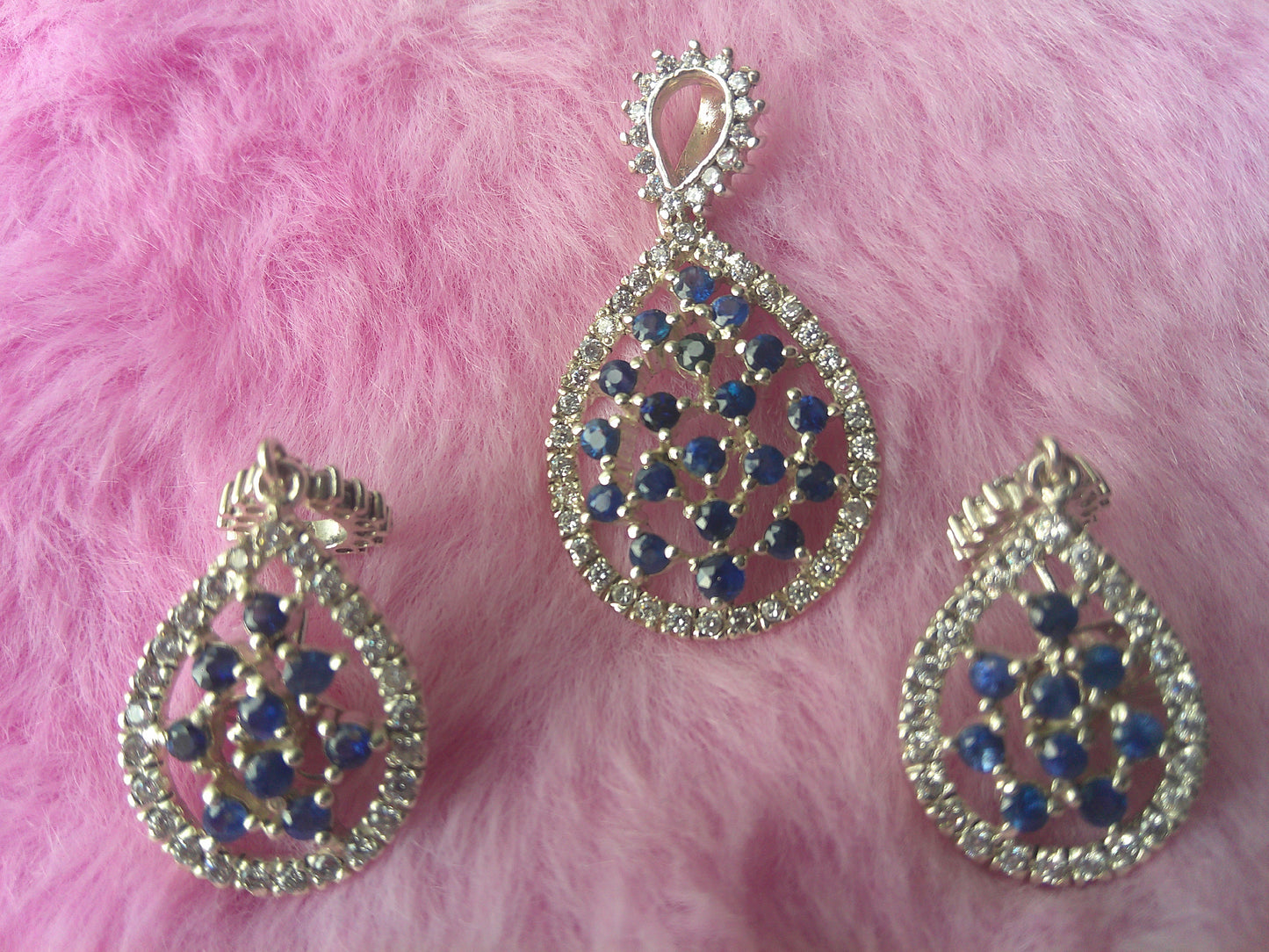 Sterling silver earrings and pendant featuring exquisite Ceylon natural blue sapphires (Certified)