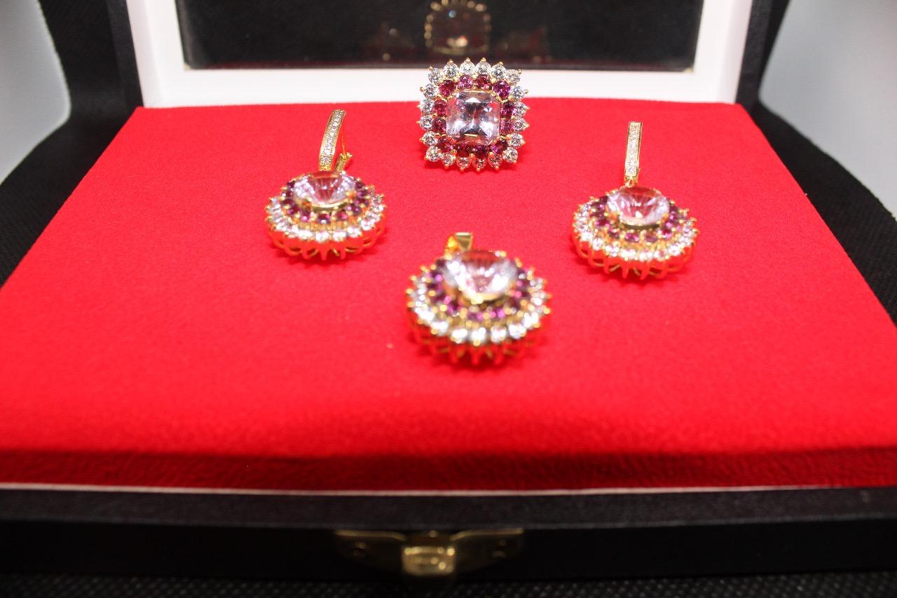 Sterling Silver (Gold Plated) Jewellery set with natural amethyst and surrounded by dazzling garnets