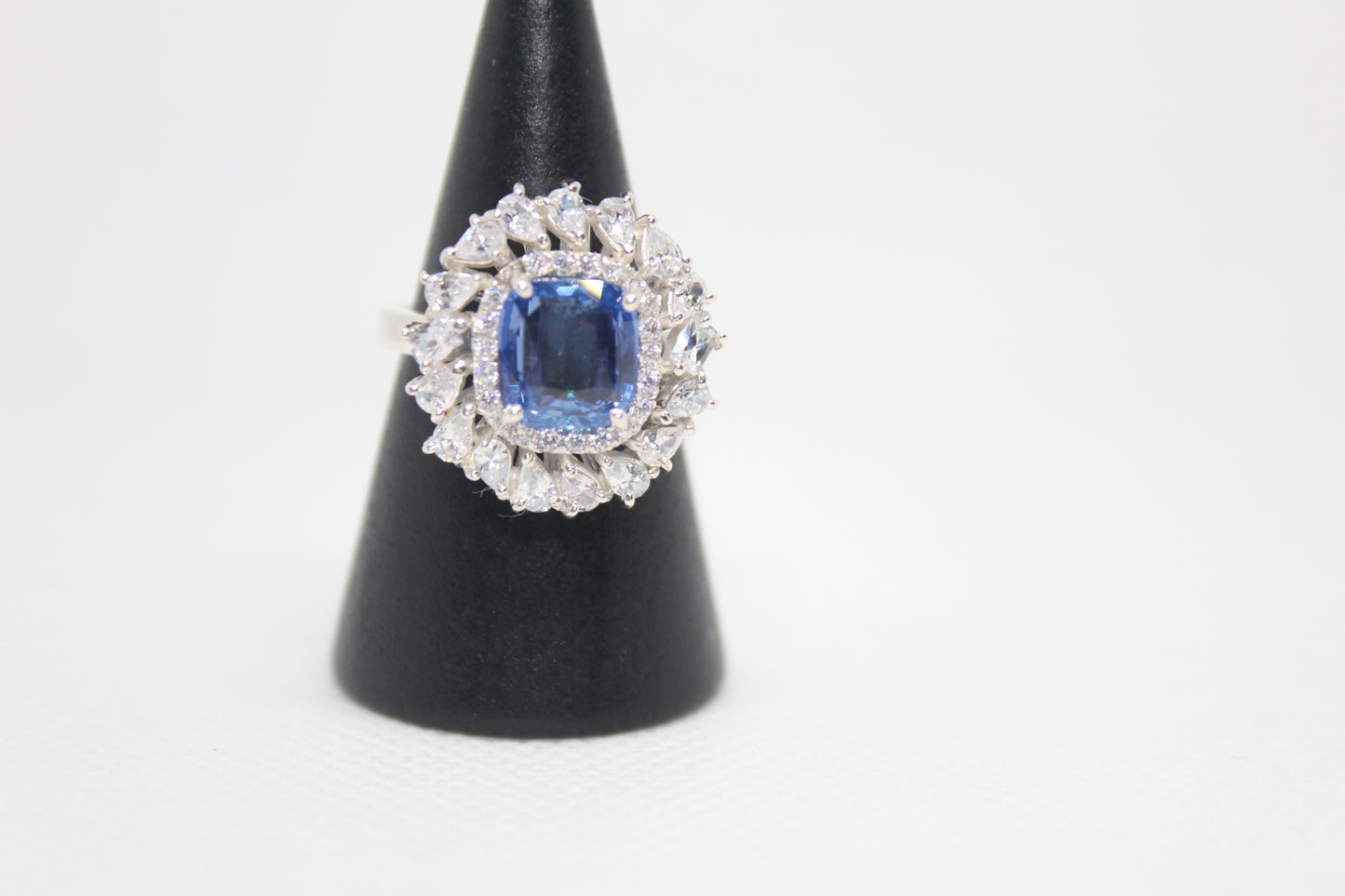 925 Sterling Silver with a 3.08 Carat Natural Ceylon Blue sapphire