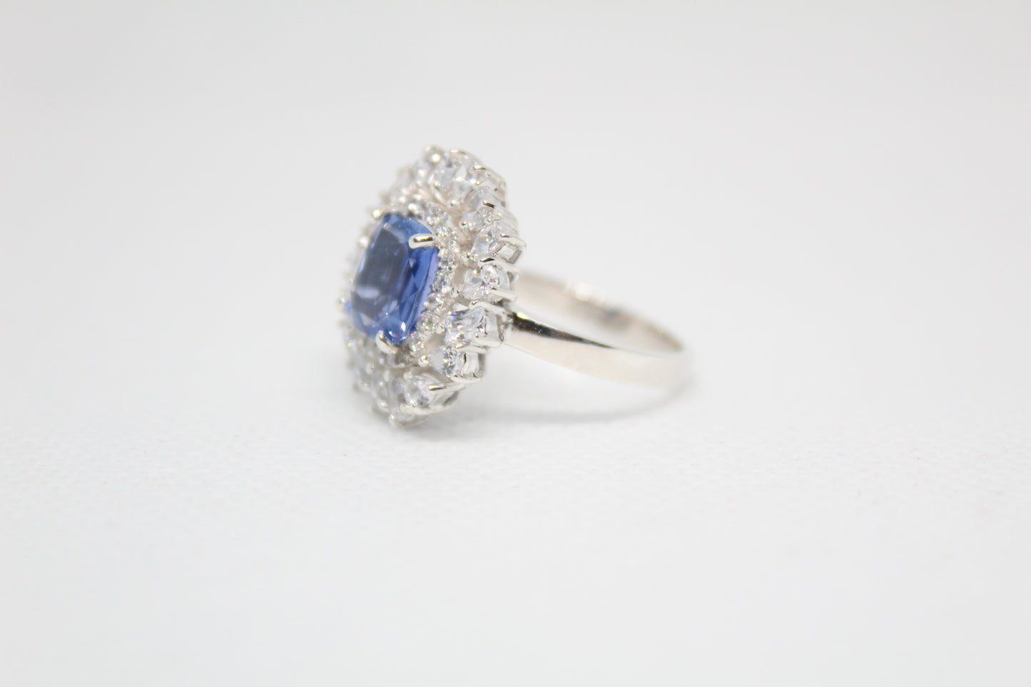 925 Sterling Silver with a 3.08 Carat Natural Ceylon Blue sapphire